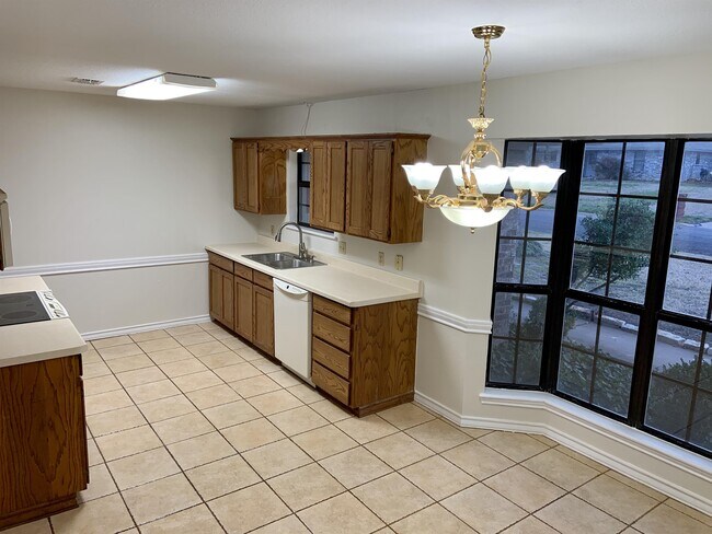 Building Photo - 121 Blue Jay Dr