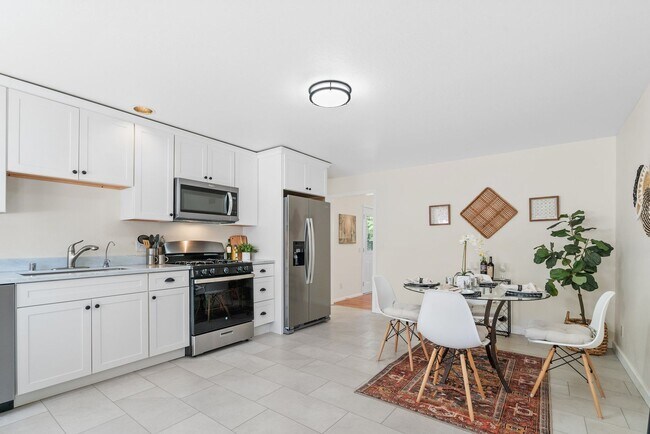 Foto del edificio - Sunny and Charming Boulder Creek Retreat - Modern Living on a Shared Property