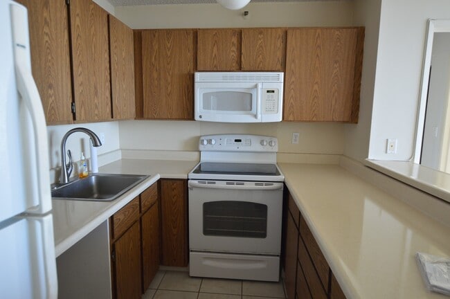 Building Photo - Pearl Regency Condo - 1 bedroom, 1 bath, 1 parking Avail 11/1/2021