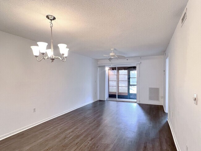 Building Photo - Two-Bedroom Condo in Winter Haven