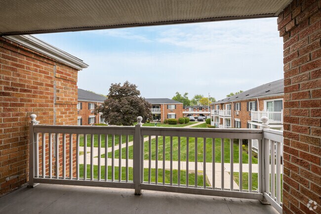 3BR, 2BA, balcón y vista - Briarwood Park Apartments