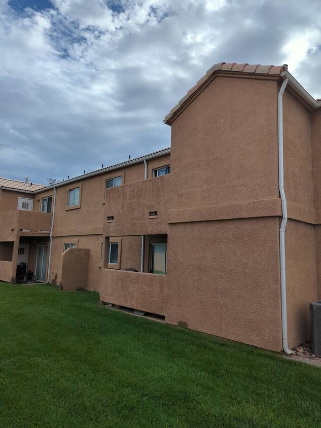 Building Photo - DOG-FRIENDLY, 2-Bed, 2-Bath Townhome