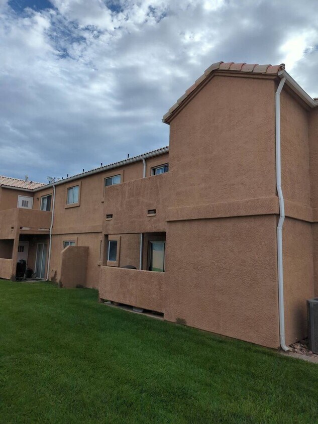 Foto del edificio - DOG-FRIENDLY, 2-Bed, 2-Bath Townhome