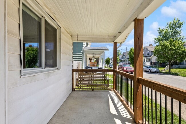 Building Photo - Charming 2-Bed, 1-Bath Home with Welcoming Front Porch – Great Columbus Location!