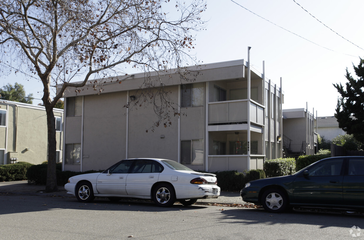 Building Photo - 2910 Revere Ave