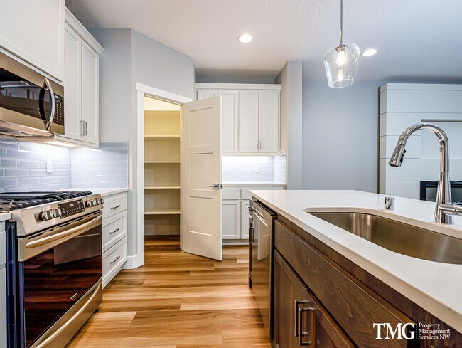 Building Photo - 3 Bedroom 2.5 Bathroom Townhome in Great B...