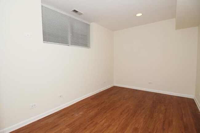 Foto del edificio - 3216 N Racine Ave