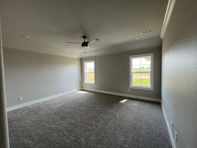 Foto del edificio - Single Family Home - Open-Concept Hickoryw...