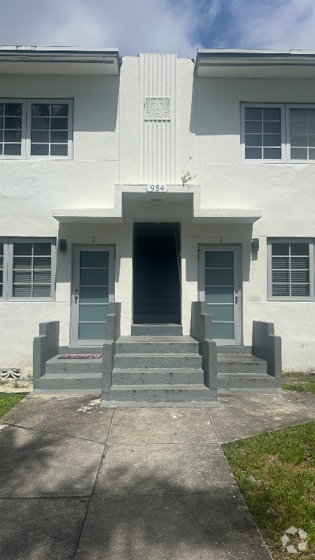 Building Photo - 954 SW 2nd St