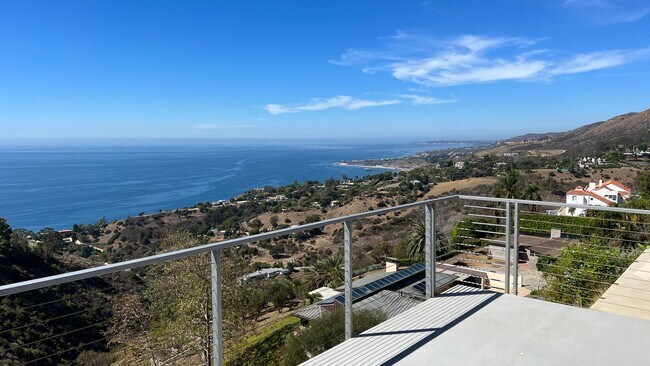 Foto del edificio - Modern Masterful Creation 4b 4b with most impressive views in Malibu