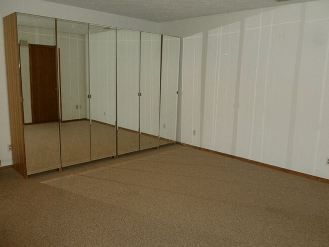 Building Photo - Southside Bi-level 3BR/2.5BA