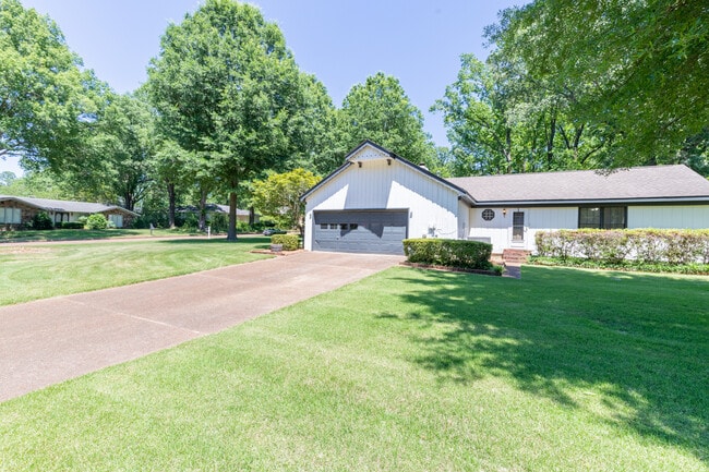 Foto del edificio - 8501 Buckthorn Dr