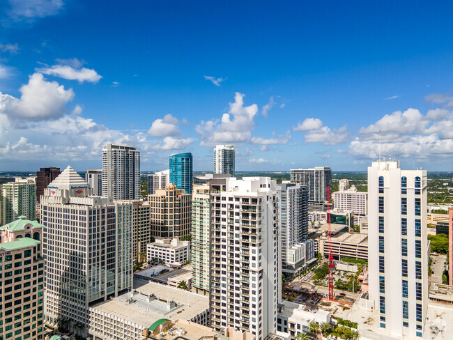 Building Photo - The Registry Las Olas