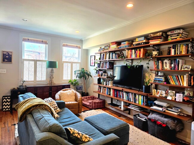 Building Photo - Stunning 4 BR/3.5 Townhome in Barney Circle!
