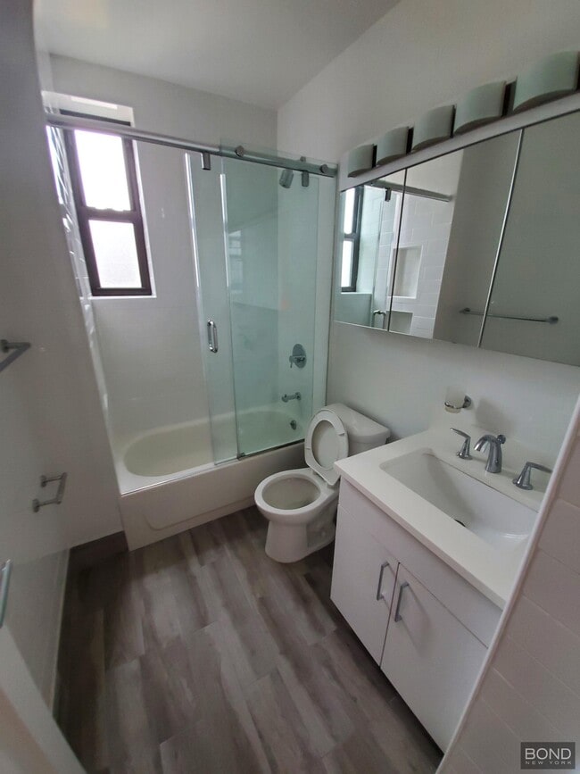 Building Photo - 25 W 68th St