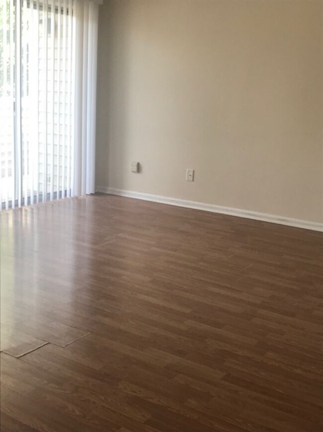 Building Photo - MOVE IN SPECIAL - $500 OFF FIRST FULL MONTH