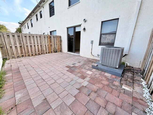 Foto del edificio - 8965 NW 98th Ave