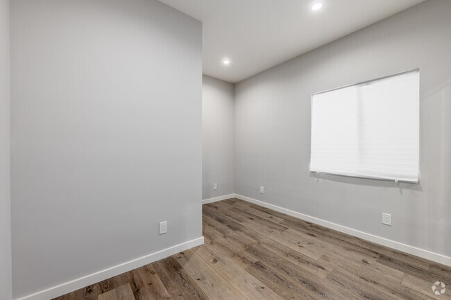 1BR, 1BA - 400SF - Bedroom - 1517 W 12th Pl