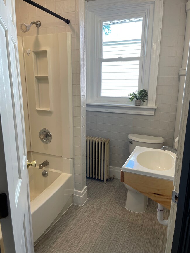Baño - 305 N 5th Ave