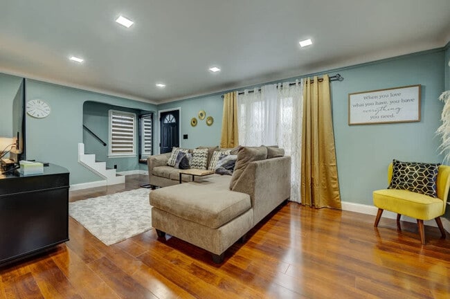 Foto del edificio - 3855 Grosvenor Rd