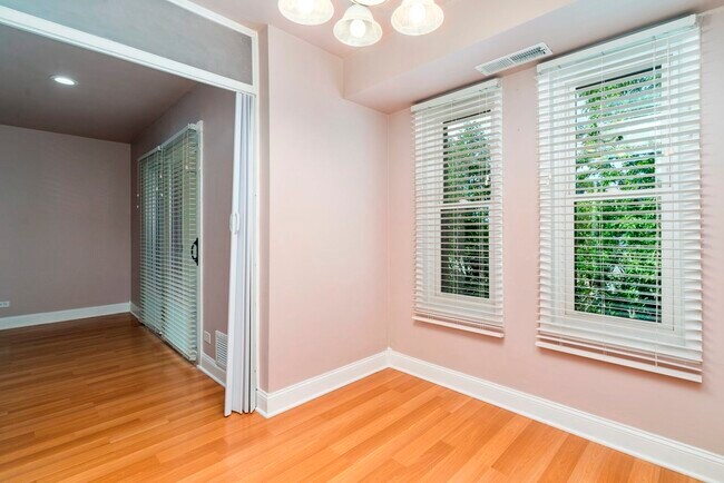 Foto del edificio - 2210 Country Club Dr