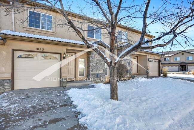 Building Photo - Luxurious 3bd, 2.5 bath Townhome near Chey...