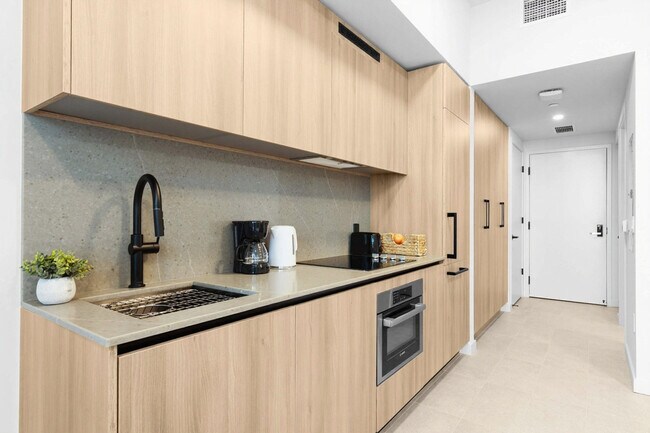 Building Photo - 501 NE 1st Ave