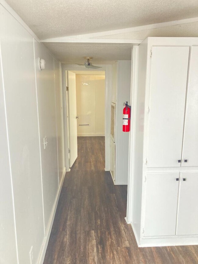Foto del edificio - 2405 Wysteria Ln