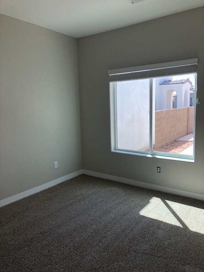 Foto del edificio - Somerton Amanacer Townhome
