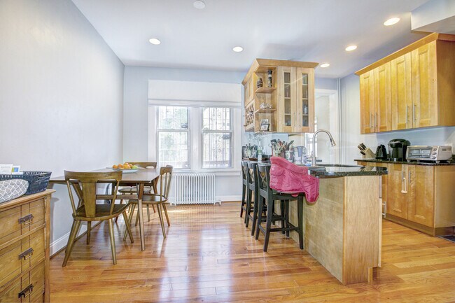 Foto del edificio - 770 Hobart Pl NW