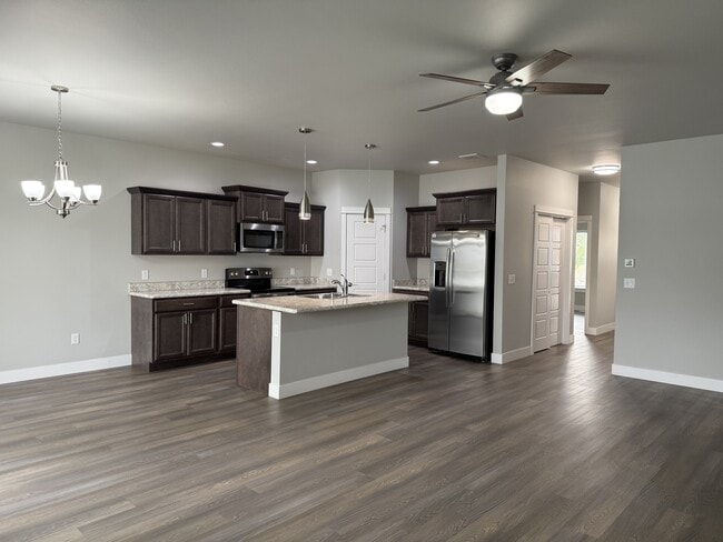 Building Photo - 817 Mission Oaks Dr