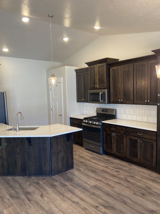 Building Photo - Newer 3 bedroom, 2 bath, one level home in...