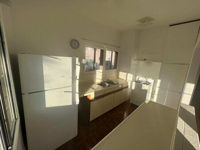 Kitchen - 824 N Hayworth Ave