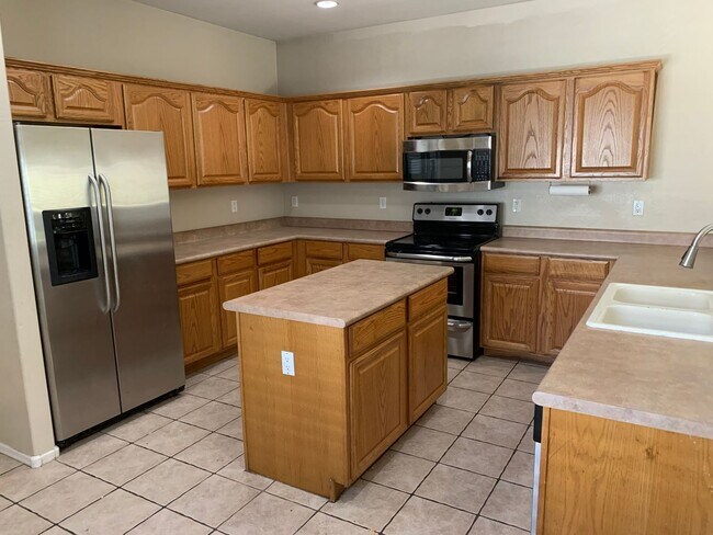 Building Photo - 4 bed 3 bath with 3 car garage in loving T...