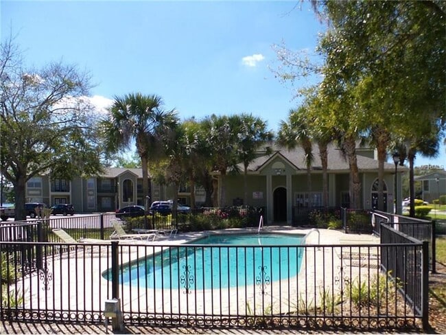 Building Photo - Beautiful 1/1 Wood Floor Condo With a Beau...