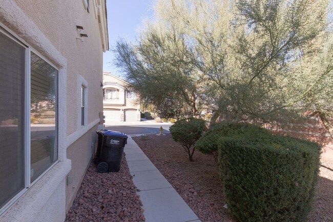 Foto del edificio - LARGE 3 BED, 2.5 BATH TOWNHOME IN GATED ALIANTE POOL COMMUNITY
