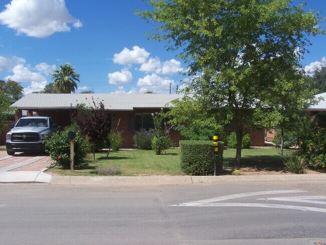 Building Photo - 1314 S Bristol Ave