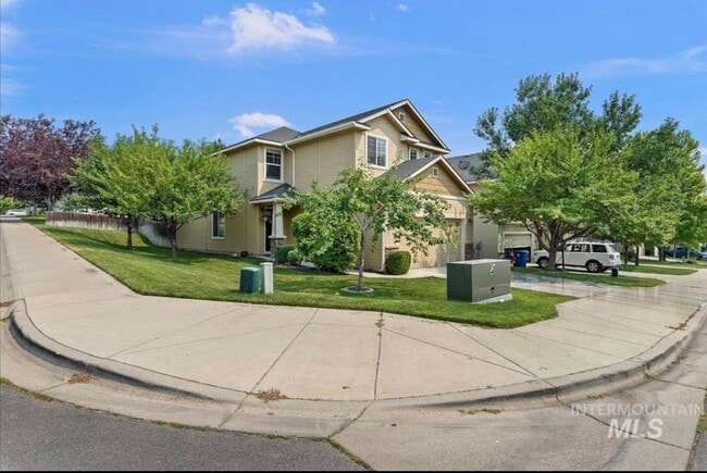 Building Photo - Lovely 4 Bedroom (+ Large bonus room) in B...