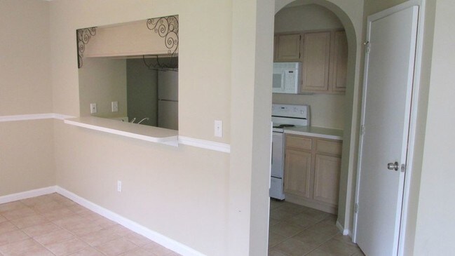 Foto del edificio - STUNNING TOWNHOME AVAILABLE IMMEDIATELY