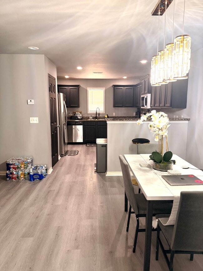 Building Photo - Spacious Townhome, Close to Fort Riley!
