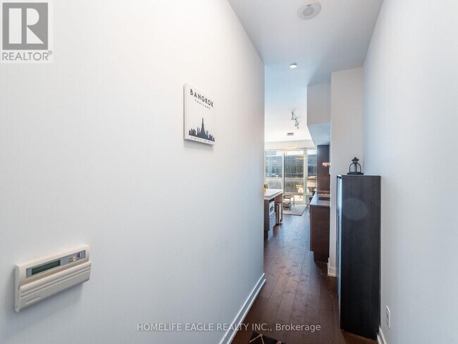 Building Photo - 1030 King St W