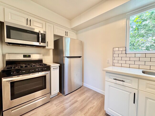 Building Photo - 153 S Ave 57