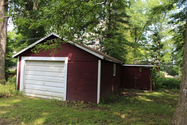 Building Photo - NORTH BRANCH SCHOOLS  2 Bedroom Log Cabin ...
