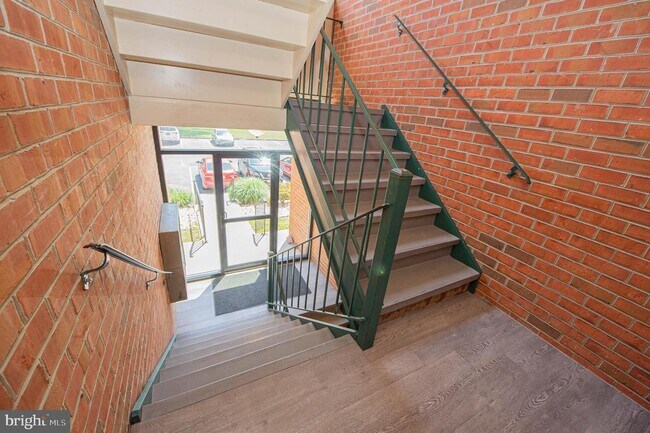 Building Photo - 803 College Ln