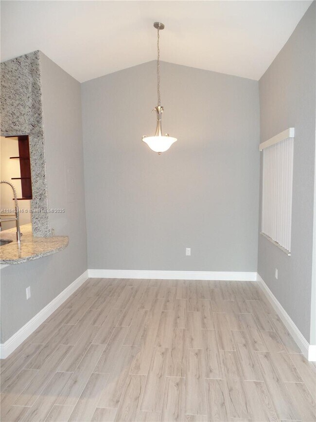 Foto del edificio - 2803 N Oakland Forest Dr