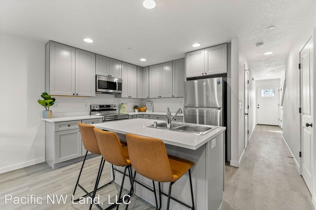 Building Photo - 3 br, 2.5 bath House - 2912 NE 137th St