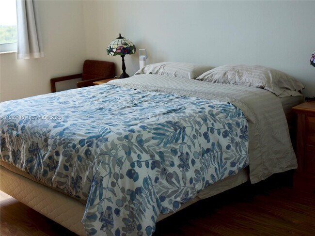 Foto del edificio - 300 Bayview Dr