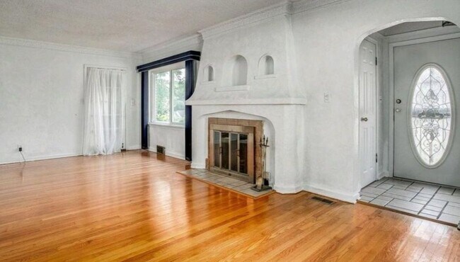 Building Photo - 1222 E 76th St