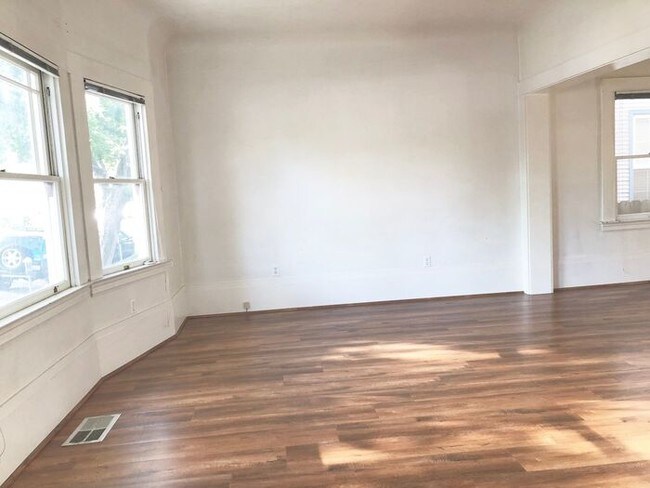 Building Photo - Large Midtown 1 bedroom Flat