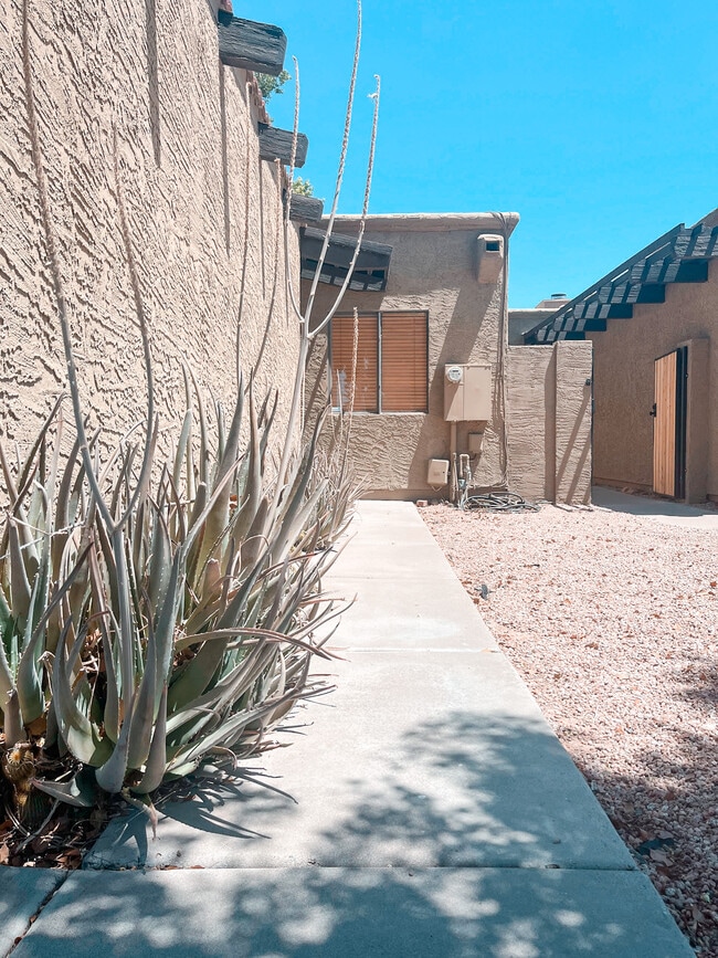 Pasarela a la puerta principal - 1915 N Scovel St